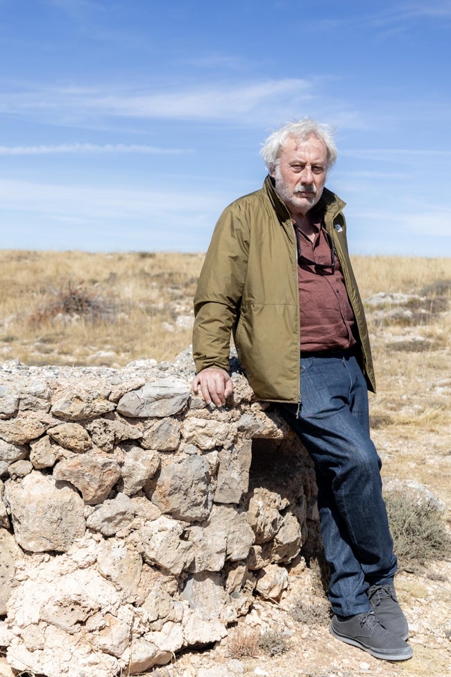 El escritor en uno de los parajes donde discurrió la batalla de Teruel.